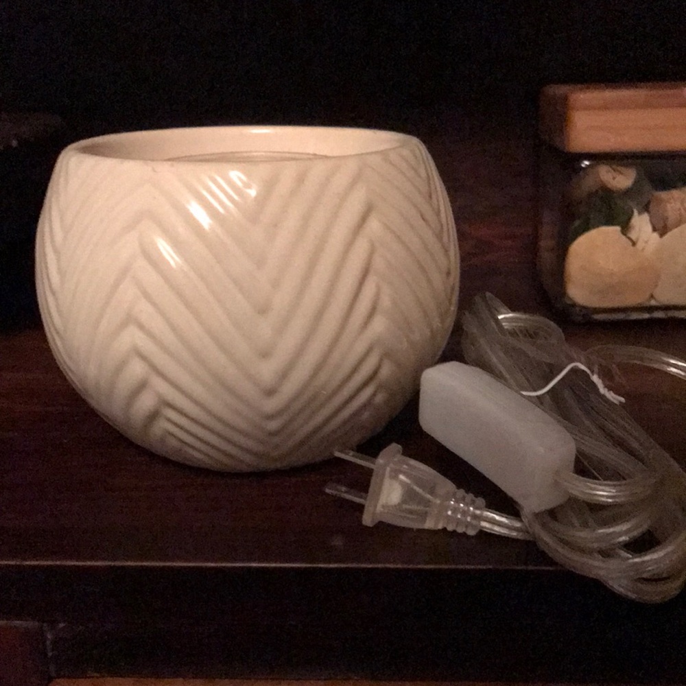 Yankee Candle Melt Warmer with wax melt. White, round.